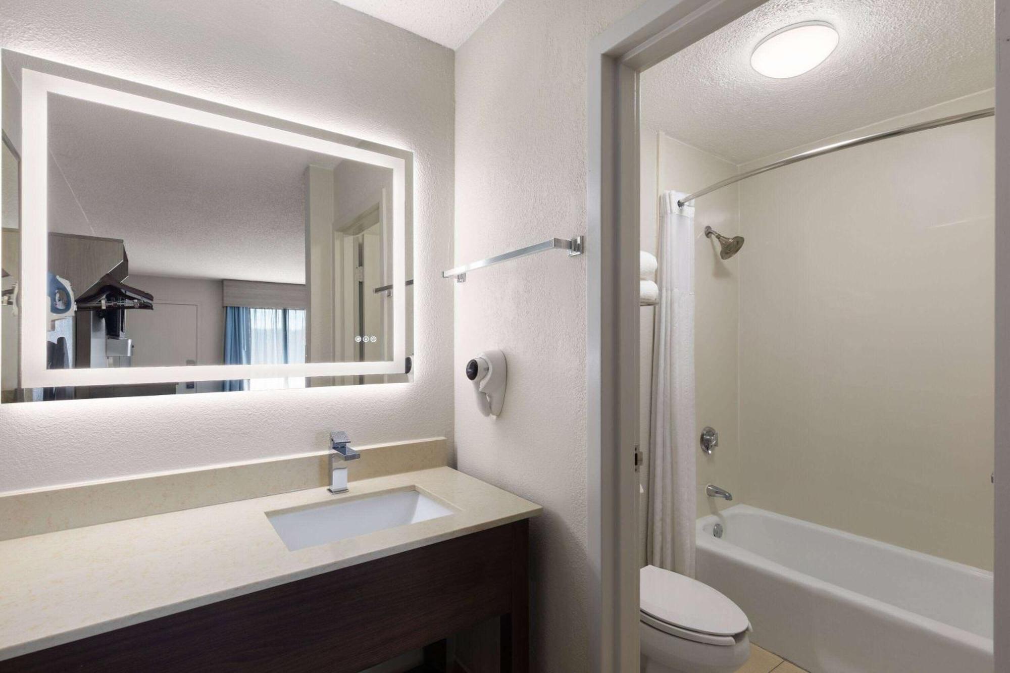 Baymont By Wyndham Nashville Airport Bagian luar foto