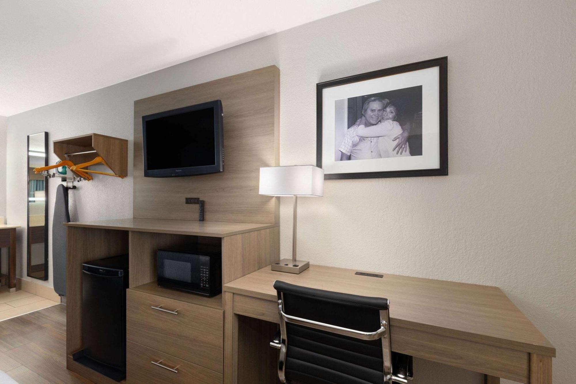 Baymont By Wyndham Nashville Airport Bagian luar foto